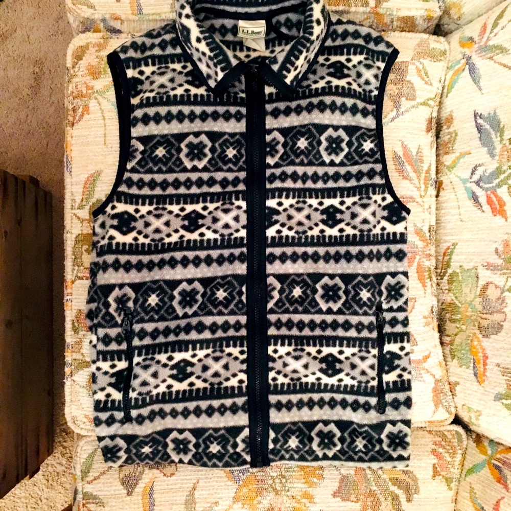 VINTAGE L l Bean Fleece Vest with zippered pockets.